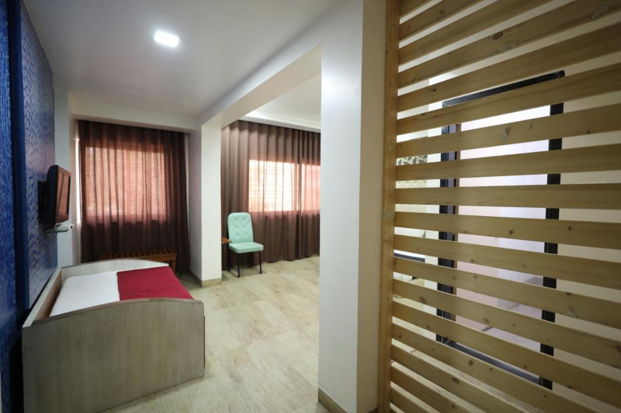 Saish Hotel シルディ エクステリア 写真